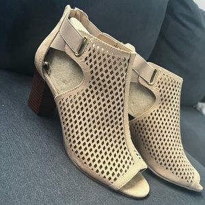 Unisa, Ankle Chunky Heeled Sandal Open Toe, Size 71/2 But can also fit an 8’